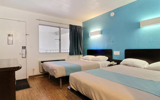 photo 2 of Motel 6 Carlsbad, NM
