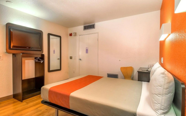 photo 5 of Motel 6 Carlsbad, CA Beach