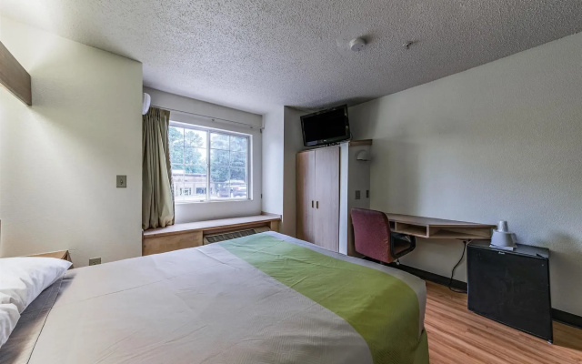 photo 3 of Motel 6 Charlotte, NC - University