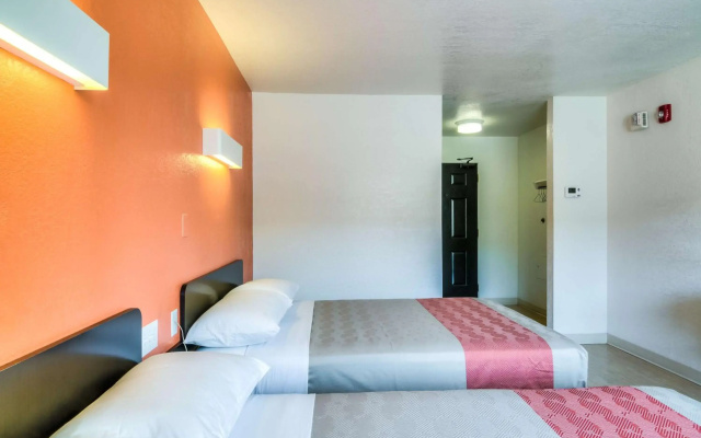 photo 2 of Motel 6 Arlington Heights, IL - Chicago North Central