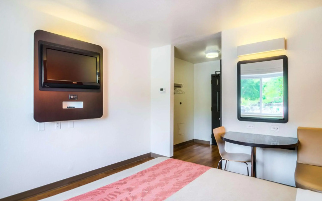 photo 3 of Motel 6 Arlington Heights, IL - Chicago North Central