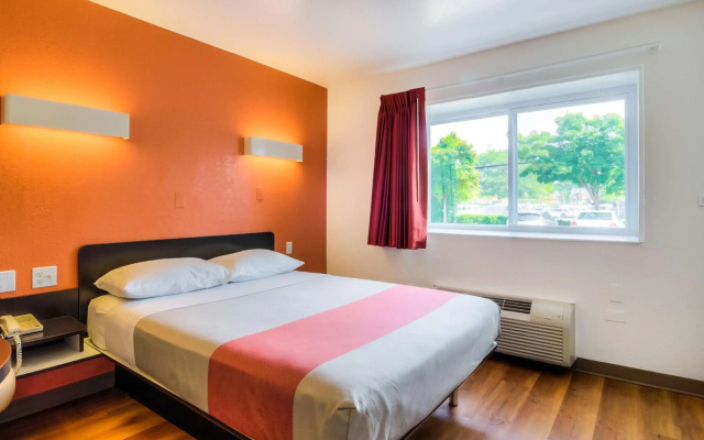 photo 5 of Motel 6 Arlington Heights, IL - Chicago North Central