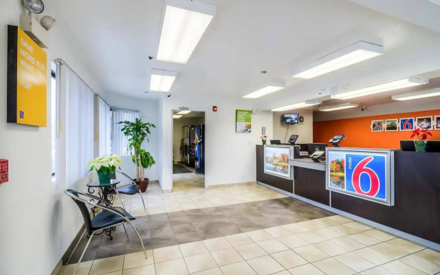 photo 2 of Motel 6 Chicago - Elk Grove