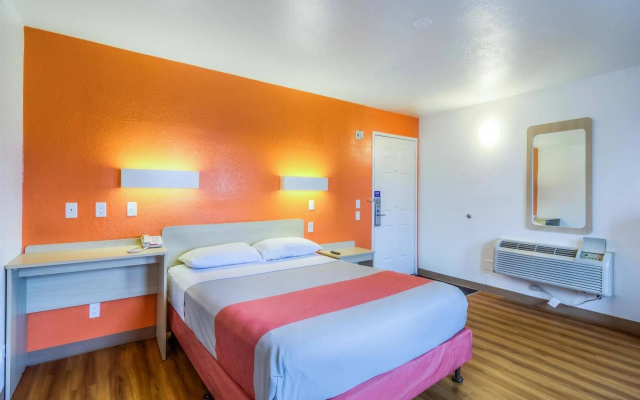 photo 3 of Motel 6 Chicago - Elk Grove
