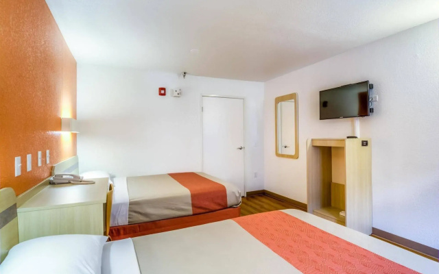 photo 4 of Motel 6 Chicago - Elk Grove