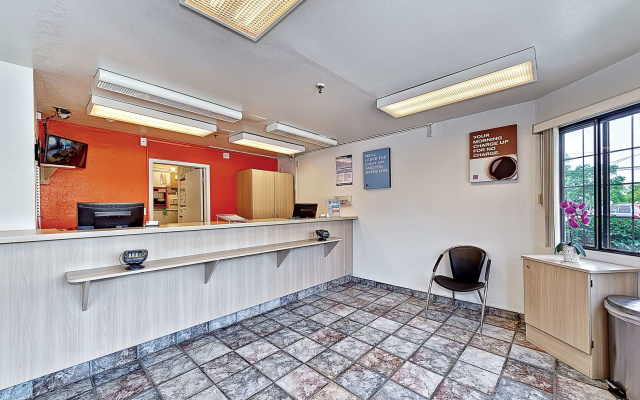 photo 2 of Motel 6 Glenview, IL - Chicago North