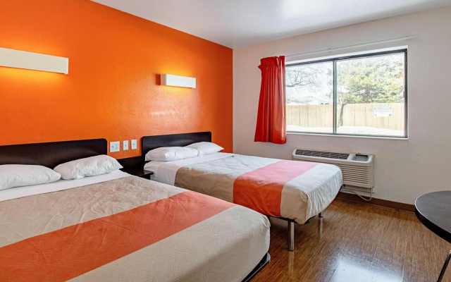 photo 3 of Motel 6 Palatine, IL - Chicago Northwest