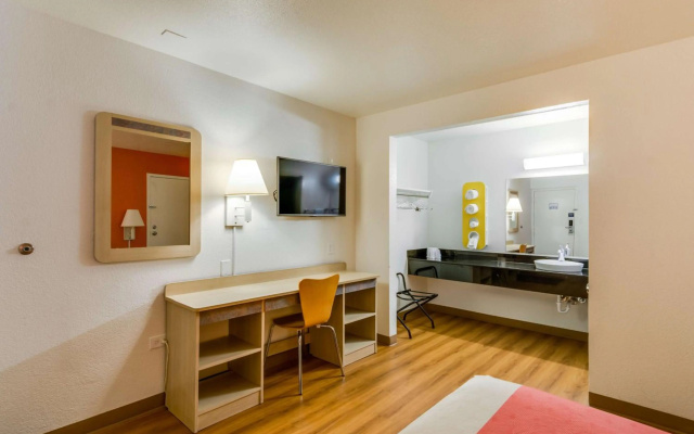 photo 2 of Motel 6 Schiller Park, IL - Chicago O'Hare