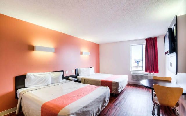 photo 2 of Motel 6 Chicago South Lansing 4808