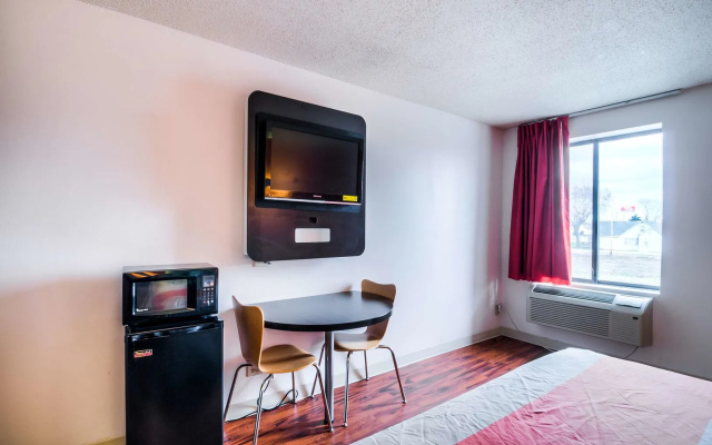 photo 3 of Motel 6 Chicago South Lansing 4808