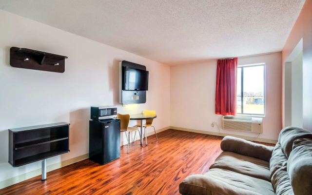 photo 4 of Motel 6 Chicago South Lansing 4808