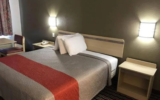 photo 3 of Motel 6 Cincinnati North