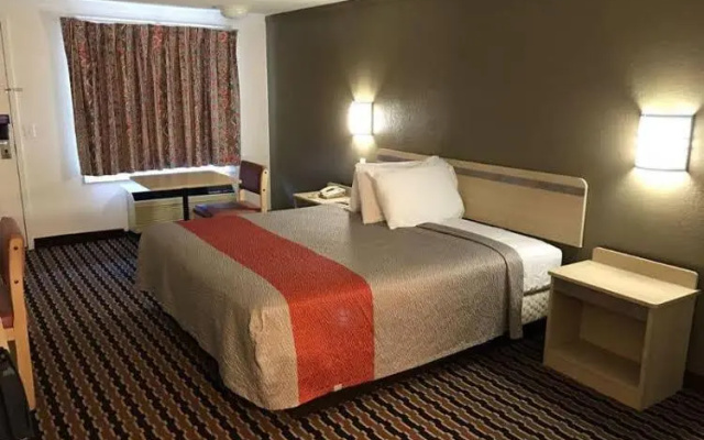 photo 4 of Motel 6 Cincinnati North