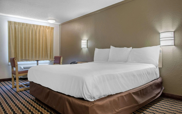 photo 3 of Rodeway Inn Sharonville - Cincinnati North