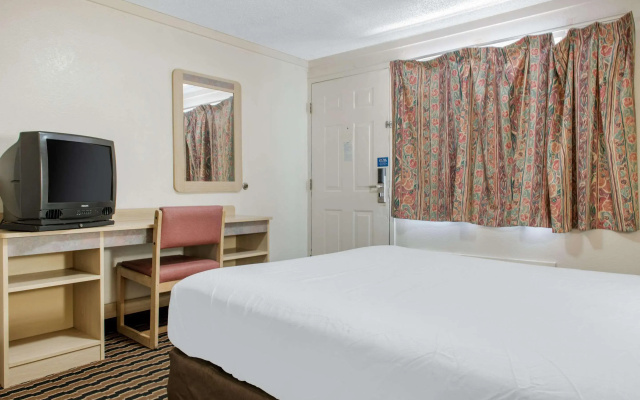 photo 4 of Rodeway Inn Sharonville - Cincinnati North
