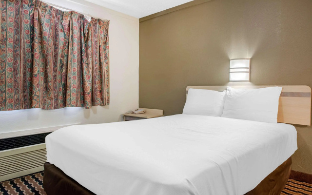 photo 5 of Rodeway Inn Sharonville - Cincinnati North