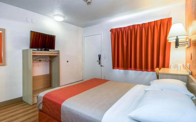 photo 2 of Motel 6 Corona, CA