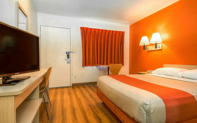 photo 4 of Motel 6 Corona, CA