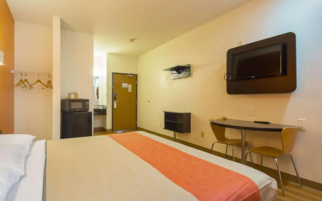 photo 3 of Motel 6 Dallas - Irving DFW Airport South