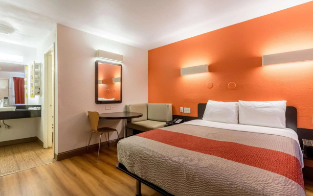 photo 3 of Motel 6 Garland, TX - Dallas