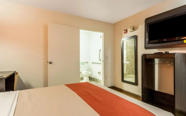 photo 5 of Motel 6 Garland, TX - Dallas
