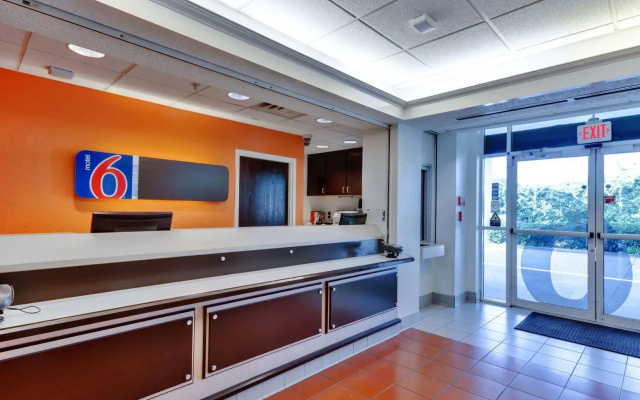 photo 2 of Motel 6 Lewisville, TX - Dallas