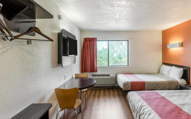 photo 2 of Motel 6 Dallas, TX - South