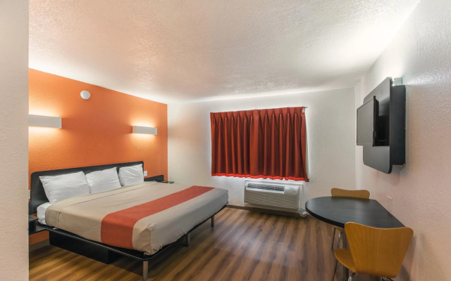 photo 4 of Motel 6 Dallas, TX - South