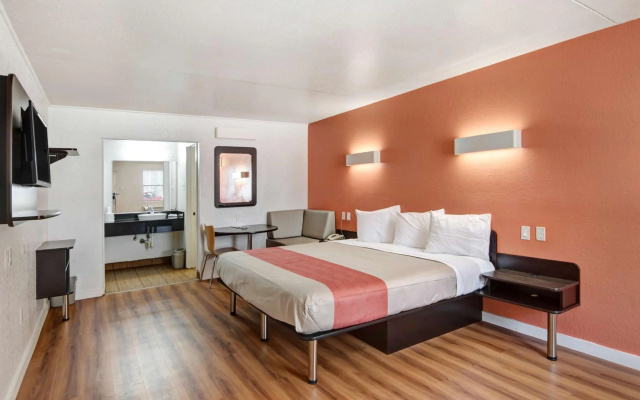 photo 2 of Motel 6 Dallas, TX - Forest Lane