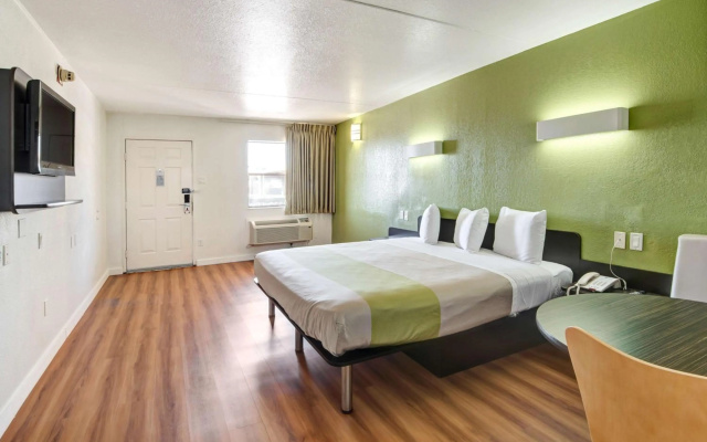 photo 3 of Motel 6 Dallas, TX - Forest Lane