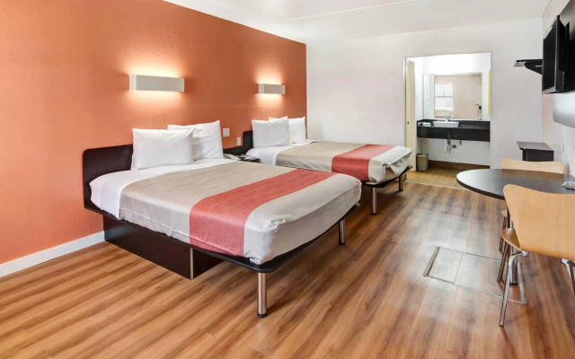 photo 4 of Motel 6 Dallas, TX - Forest Lane