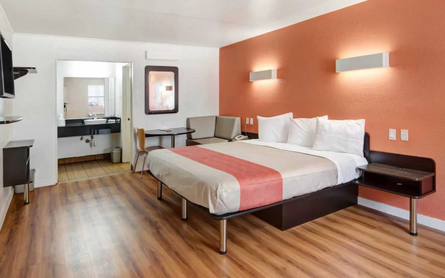 photo 5 of Motel 6 Dallas, TX - Forest Lane