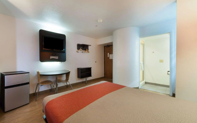 photo 4 of Motel 6 Dallas, TX - Northeast
