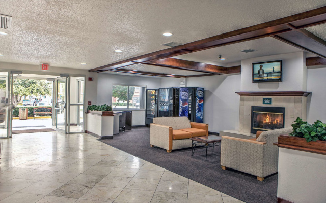 photo 2 of Motel 6 Dallas, TX - Northwest