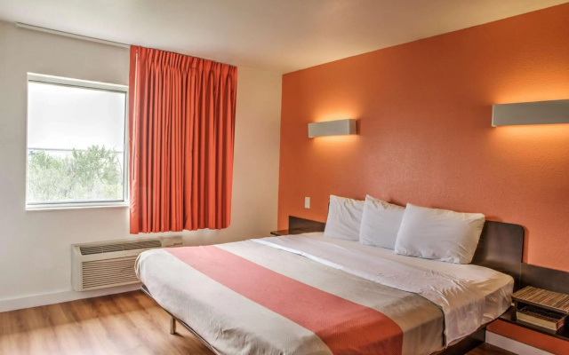 photo 4 of Motel 6 Dallas, TX - Northwest