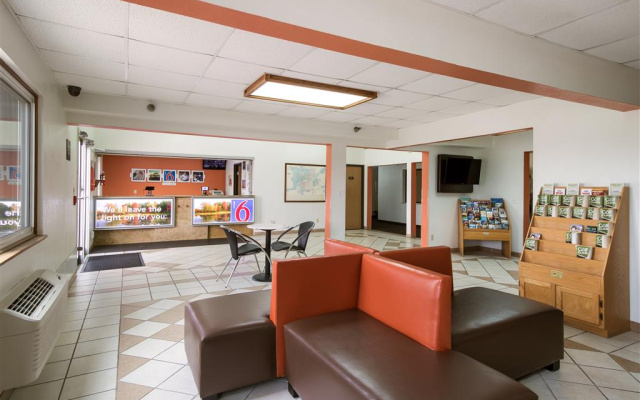 photo 2 of Motel 6 Davenport, IA