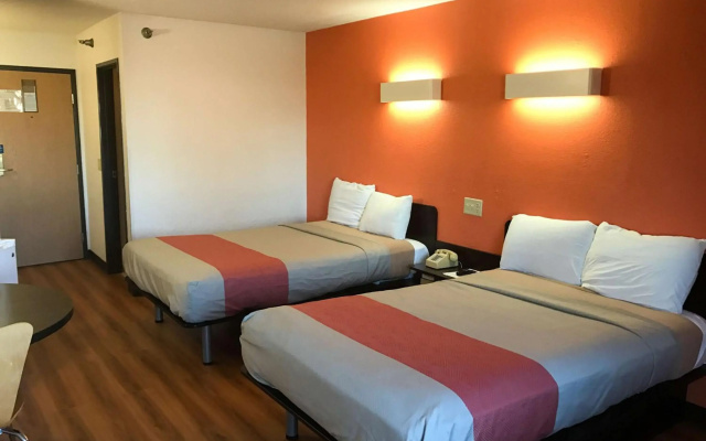 photo 3 of Motel 6 Davenport, IA