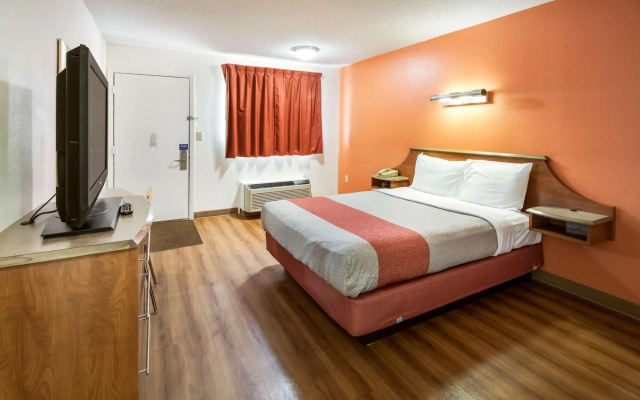 photo 2 of Motel 6 Dayton, OH - Englewood