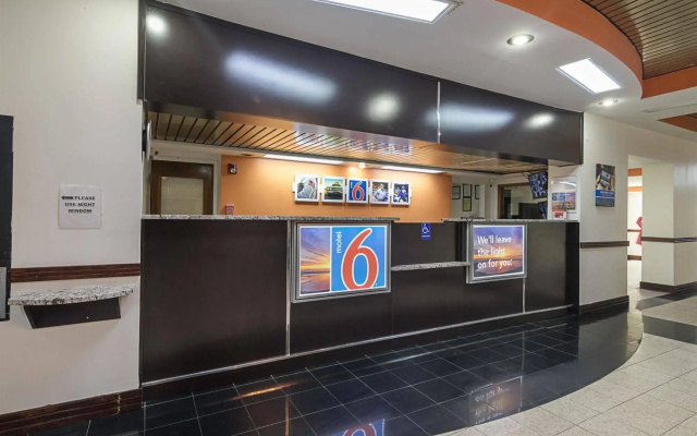 photo 2 of Motel 6 Decatur, GA