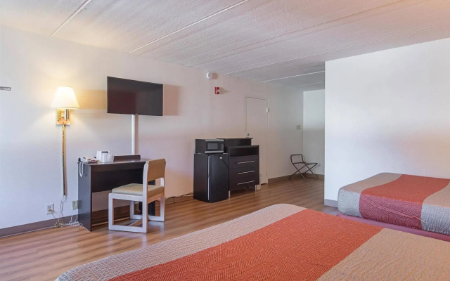 photo 5 of Motel 6 Decatur, GA