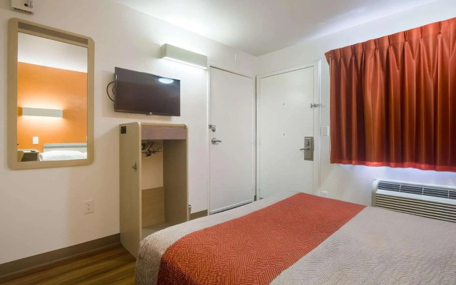 photo 2 of Motel 6 – Lakewood, CO