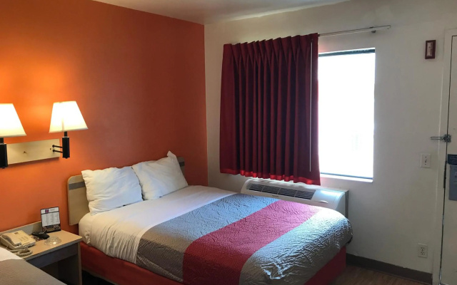 photo 3 of Motel 6 Des Moines, IA - North