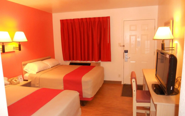 photo 4 of Motel 6 Des Moines, IA - North