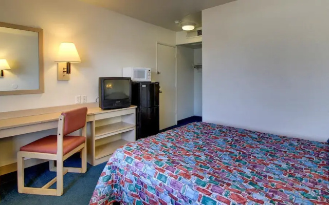 photo 3 of Motel 6 des Moines South - Airport