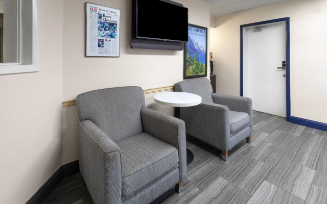 photo 2 of Travelodge by Wyndham Madison Heights MI