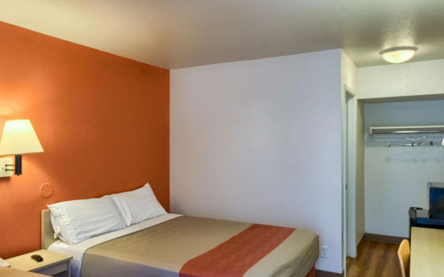 photo 2 of Motel 6 Everett, WA - North