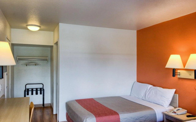 photo 3 of Motel 6 Everett, WA - North