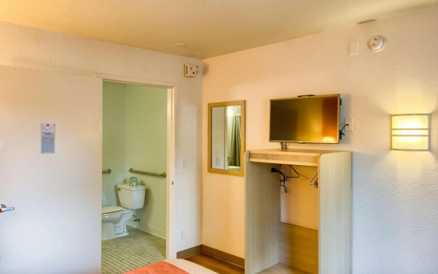 photo 4 of Motel 6 Everett, WA - North