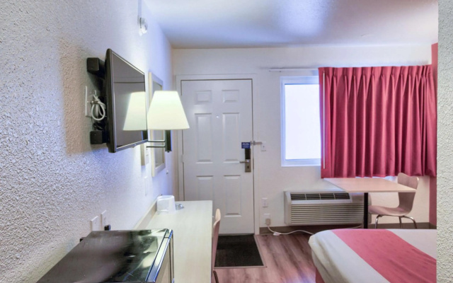 photo 5 of Motel 6 Everett, WA - North