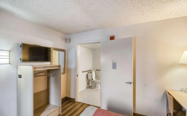 photo 5 of Motel 6 Everett, WA - South